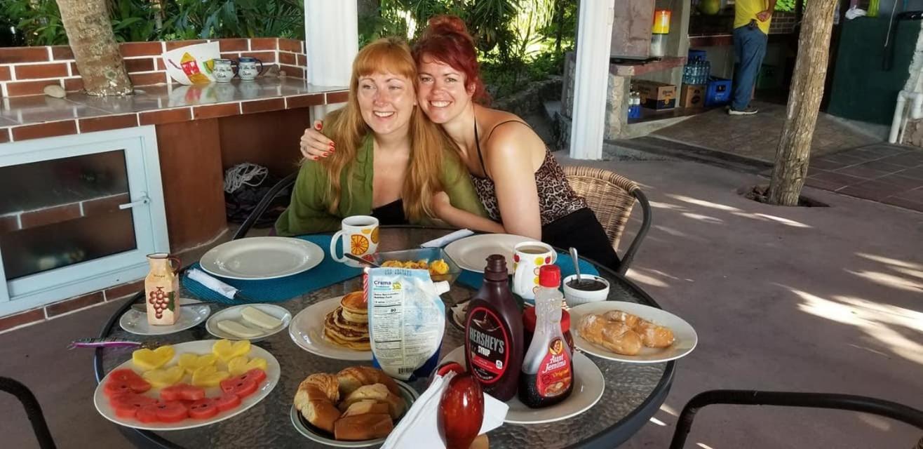 Zapote Tree Inn Флорес Екстериор снимка