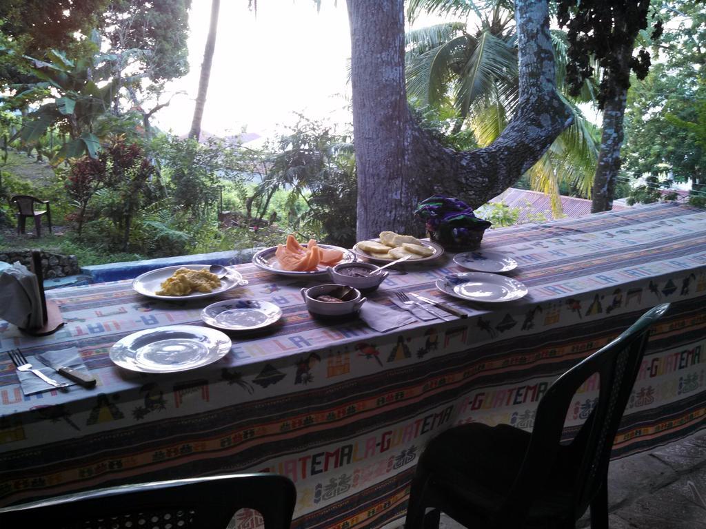 Zapote Tree Inn Флорес Екстериор снимка