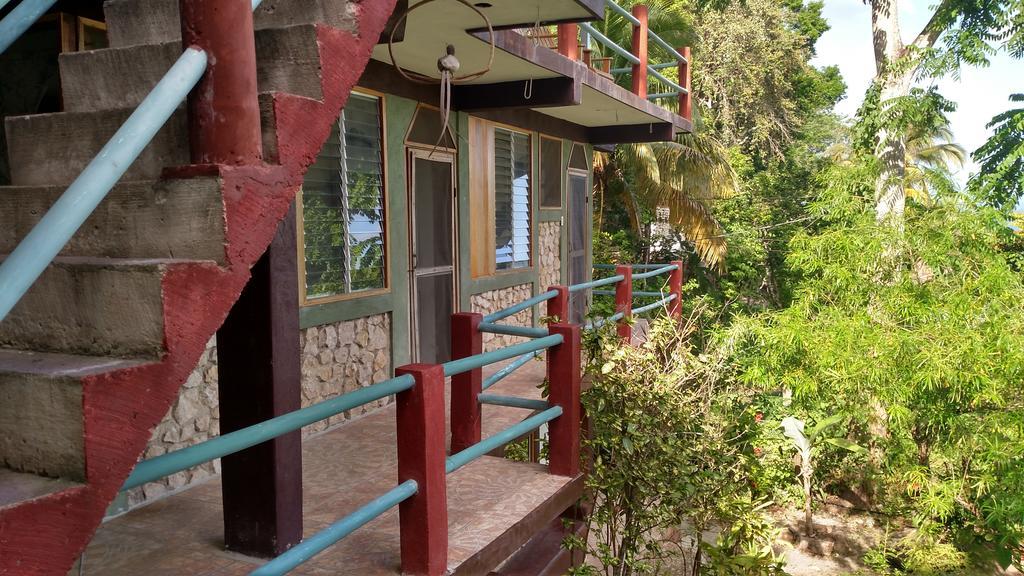Zapote Tree Inn Флорес Екстериор снимка