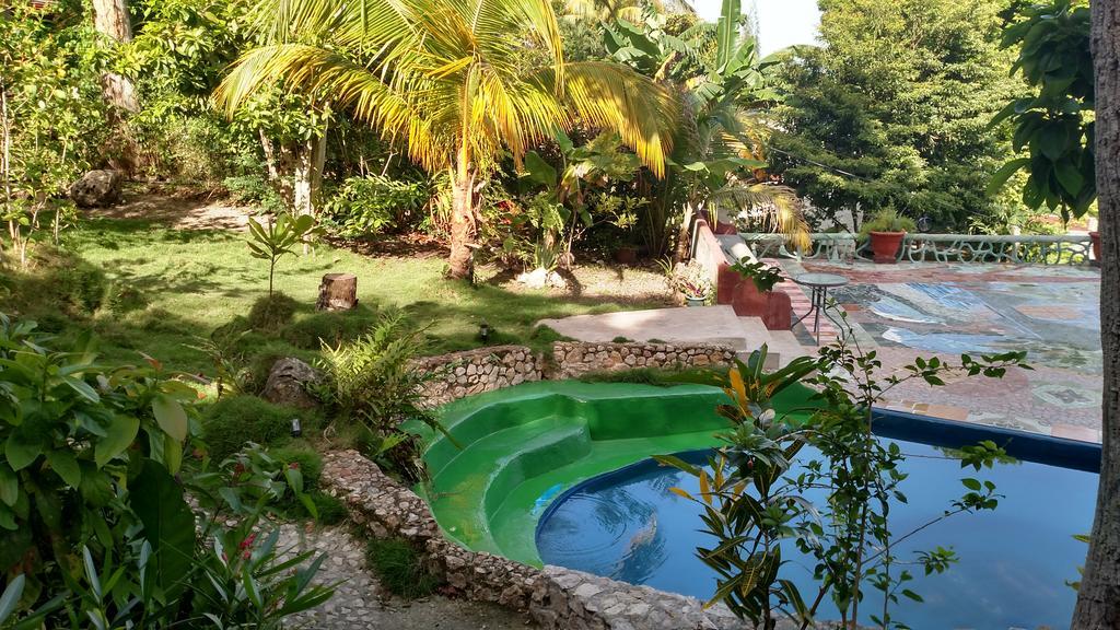 Zapote Tree Inn Флорес Екстериор снимка