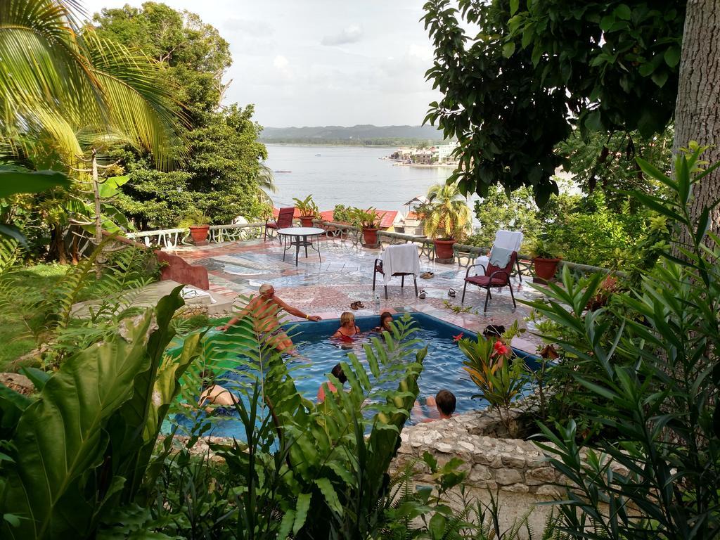 Zapote Tree Inn Флорес Екстериор снимка