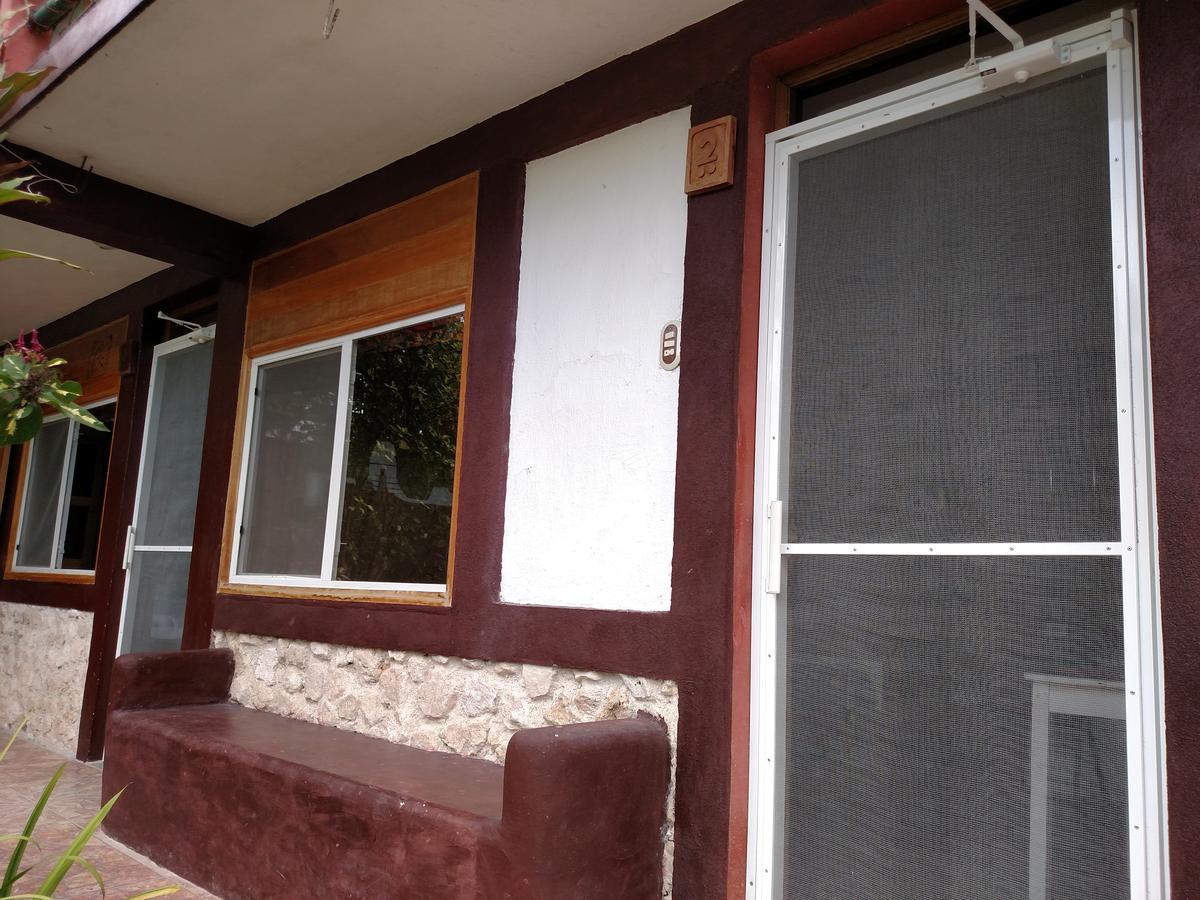 Zapote Tree Inn Флорес Екстериор снимка