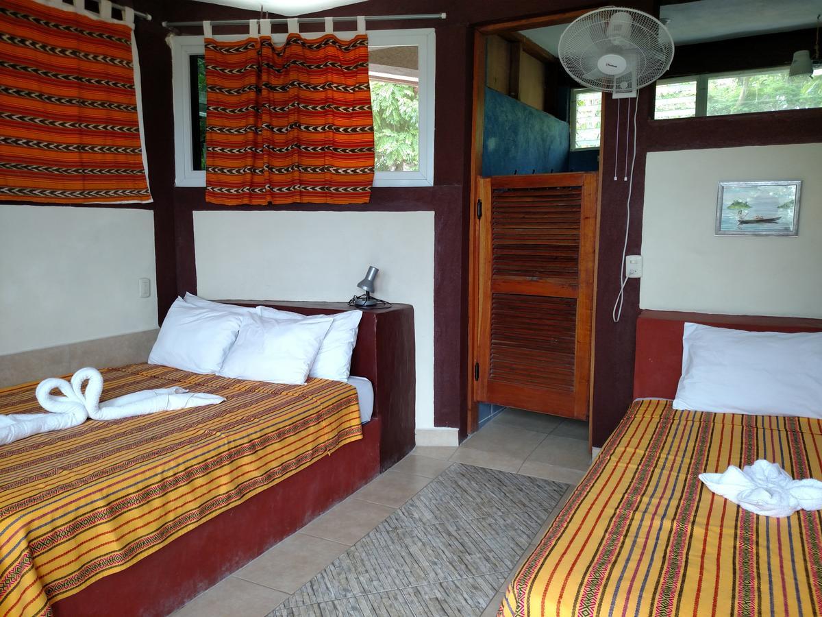 Zapote Tree Inn Флорес Екстериор снимка