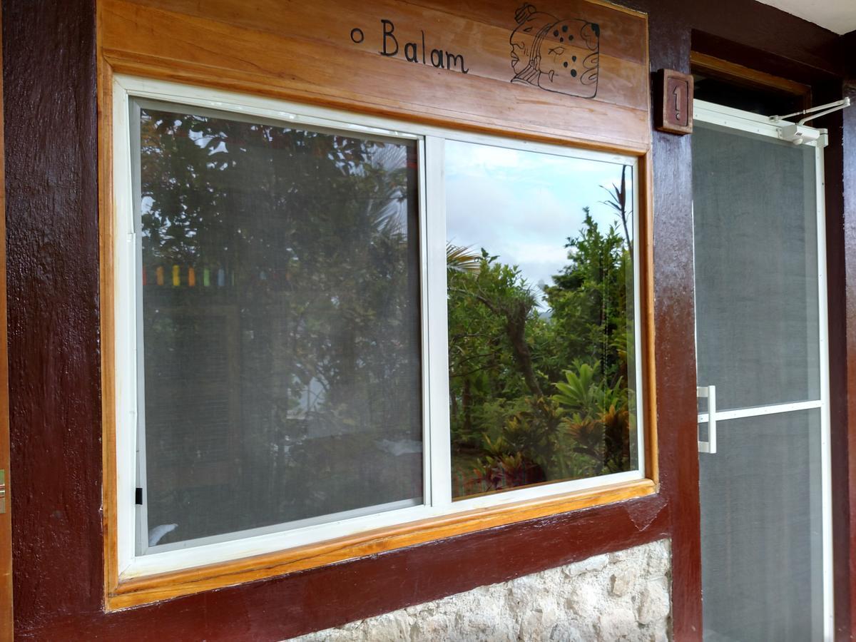 Zapote Tree Inn Флорес Екстериор снимка
