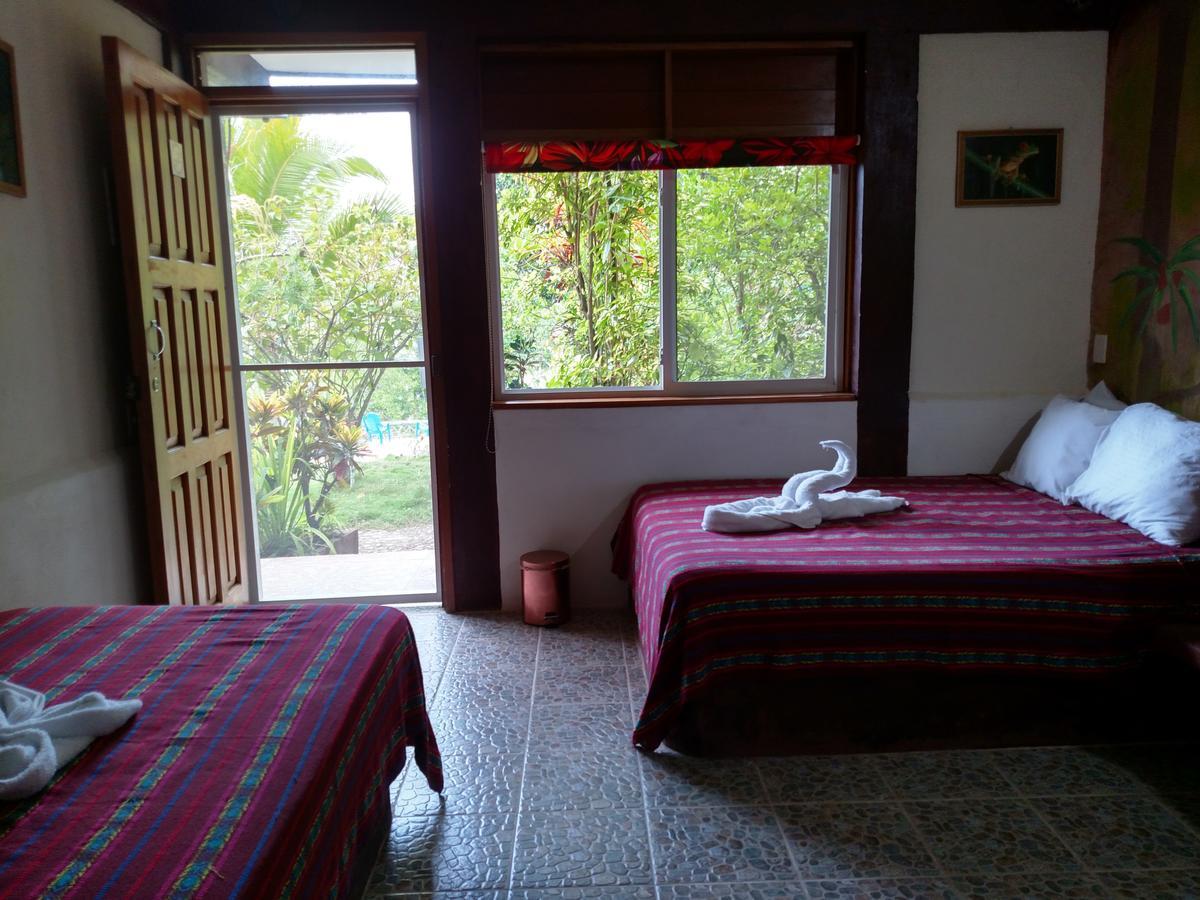 Zapote Tree Inn Флорес Екстериор снимка