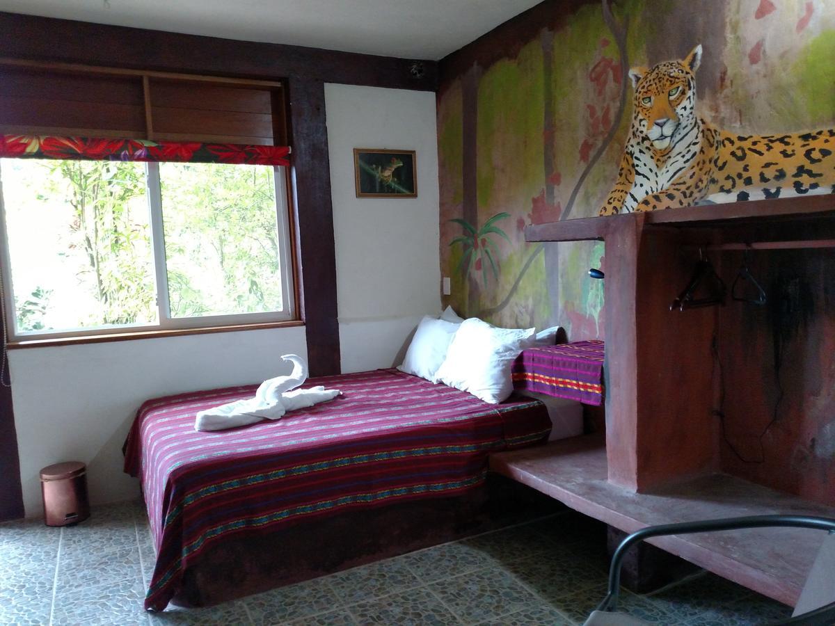 Zapote Tree Inn Флорес Екстериор снимка