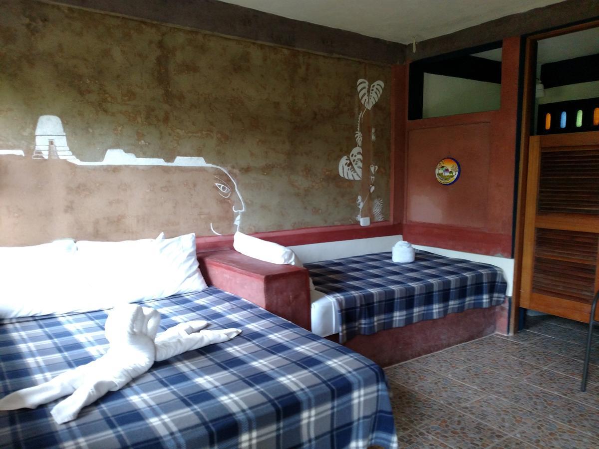 Zapote Tree Inn Флорес Екстериор снимка