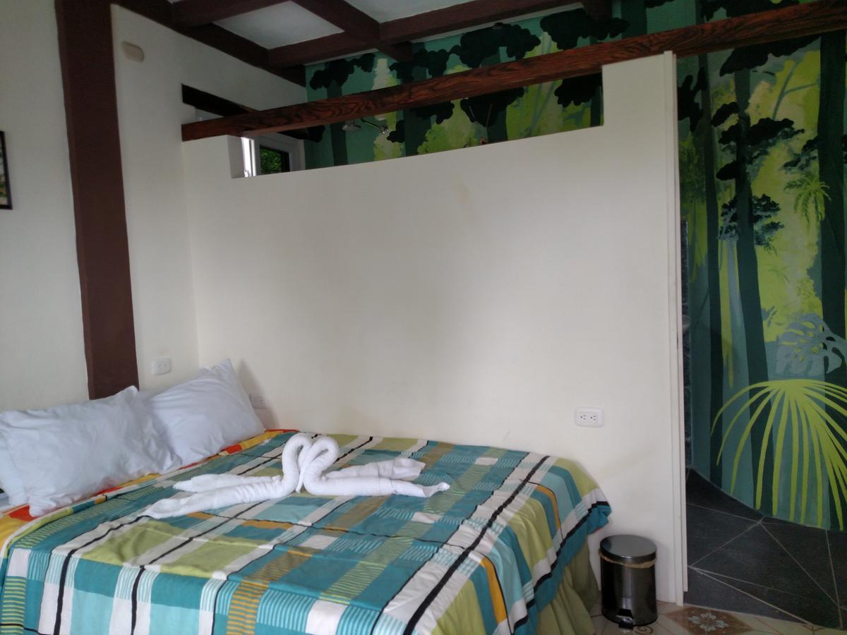 Zapote Tree Inn Флорес Екстериор снимка