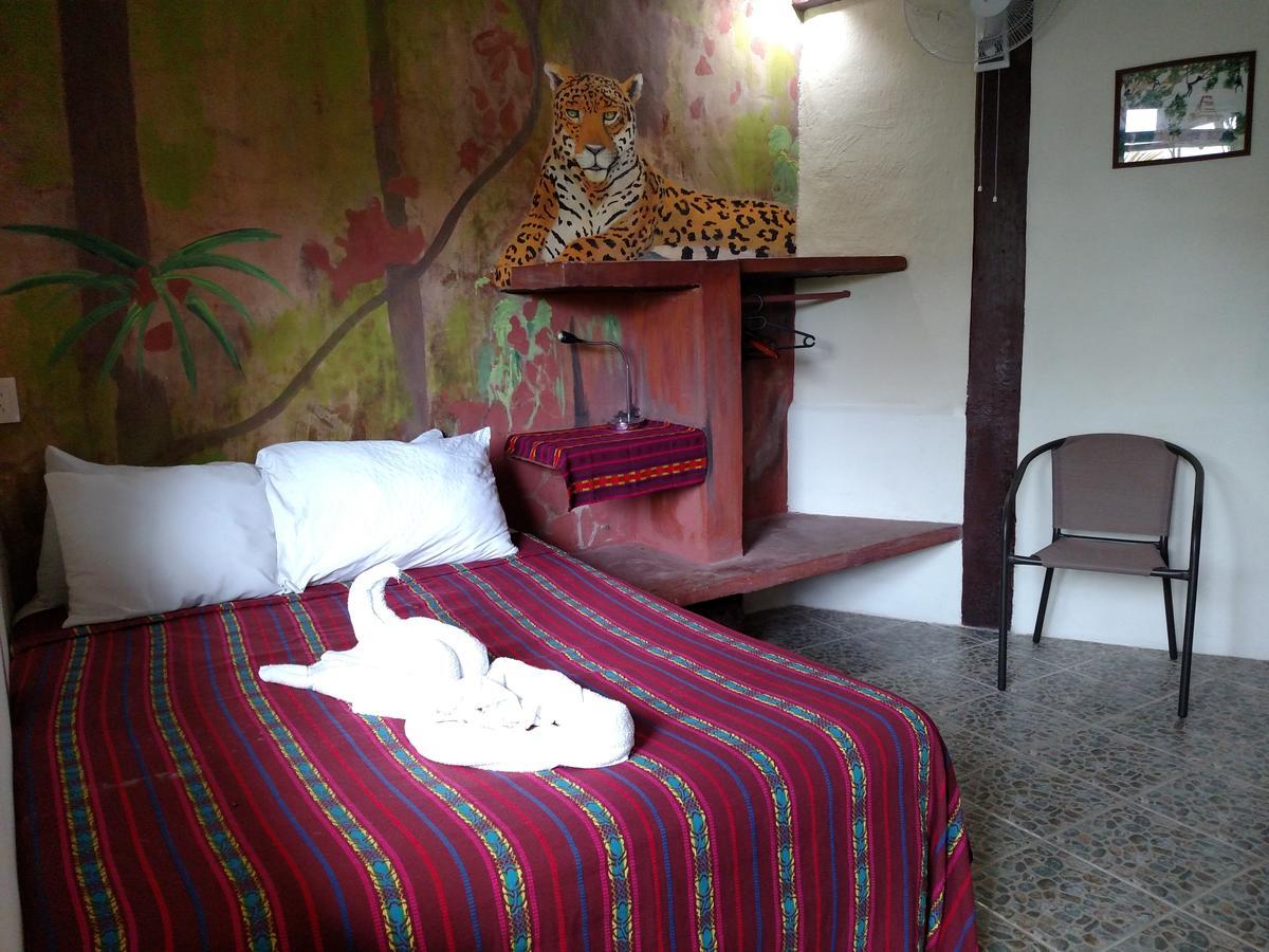 Zapote Tree Inn Флорес Екстериор снимка