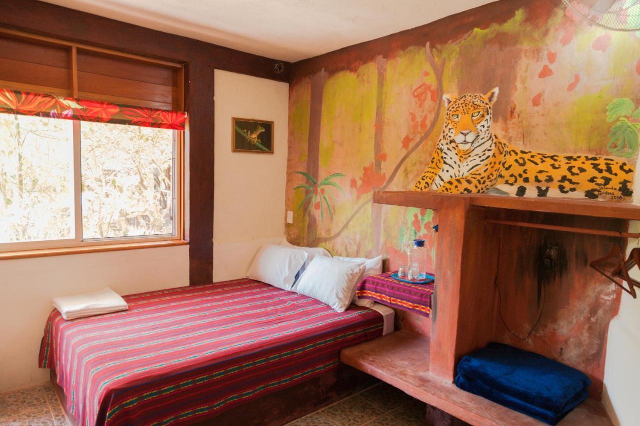 Zapote Tree Inn Флорес Екстериор снимка