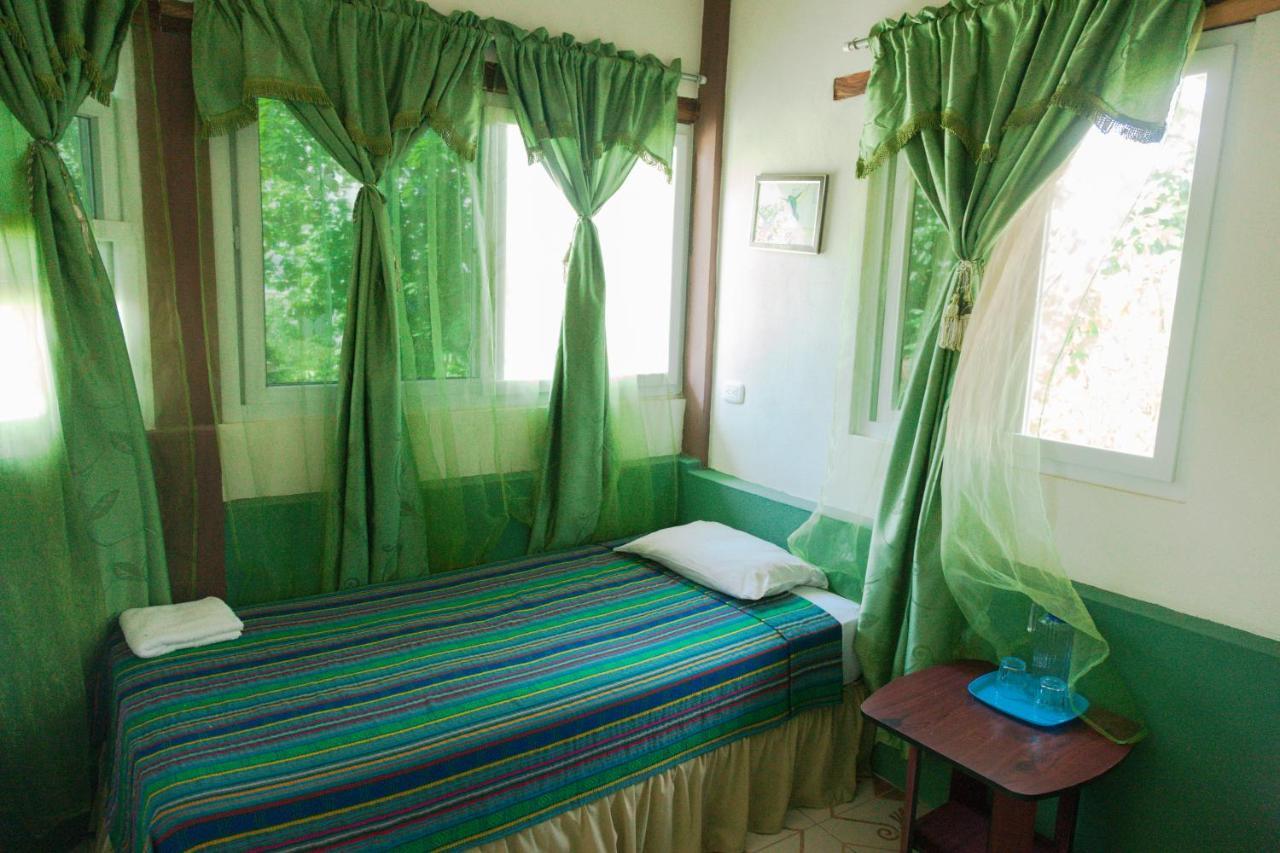 Zapote Tree Inn Флорес Екстериор снимка
